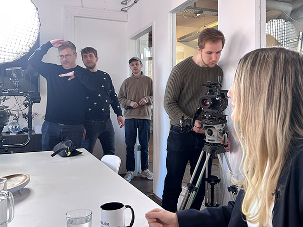 Hochkonzentriertes Deichblick-Produktionsteam bei letzten Abstimmungen für das LinkedIn Live-Event: Regisseur Claas Premke, Techniker Pascal und Josh Hartmann sowie Kameramann Marc mit präzisen Vorbereitungen, unterstützt durch Tabea Herrera am Rand.