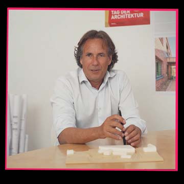 Imagefilm: Ein Architekt spricht in einer Interviewsituation über Projekte und Haltung des Büros.