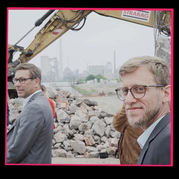 Baustellenreport: Architekten begehen gemeinsam eine Baustelle und begutachten den Baufortschritt.