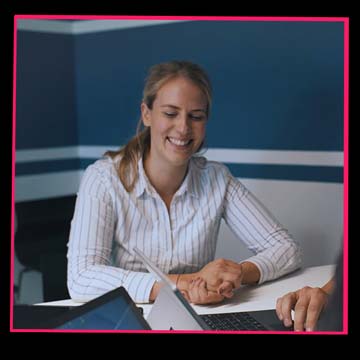 Vorschaubild eines Storytelling-Clips – eine lächelnde Frau in Business-Umgebung vermittelt Authentizität und Nähe.