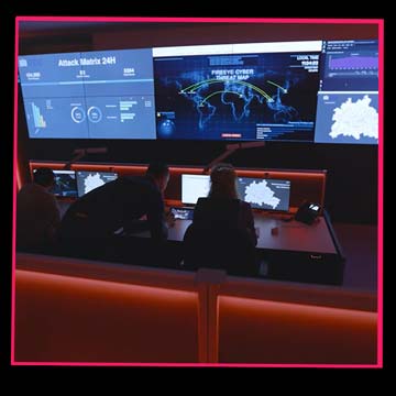 Vorschaubild eines Kampagnenclips im öffentlichen IT-Umfeld mit Fokus auf Teamarbeit und Digitalisierung