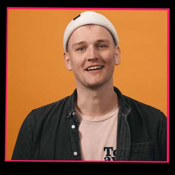 Vorschaubild eines Recruitingfilms mit einem jungen Bewerber auf farbigem Hintergrund – authentische Ansprache für Nachwuchskräfte