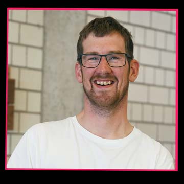 Mitarbeitende oder Bewohnerin der Stiftung Waldheim im Portrait als Szene aus einer Deichblick-Filmproduktion