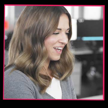 Vorschaubild eines Recruitingfilms – eine Mitarbeiterin ist seitlich an ihrem Arbeitsplatz zu sehen, symbolisch für authentische Einblicke ins Berufsleben