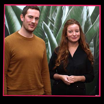 Vorschaubild eines Kundenreferenzfilms – zwei Personen blicken direkt in die Kamera und geben ein authentisches Testimonial zur Zusammenarbeit im Energie- und Nachhaltigkeitsbereich ab