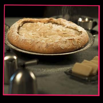 Vorschaubild eines Rezeptvideos mit einer ofenfrischen Birnengalette produziert von Deichblick